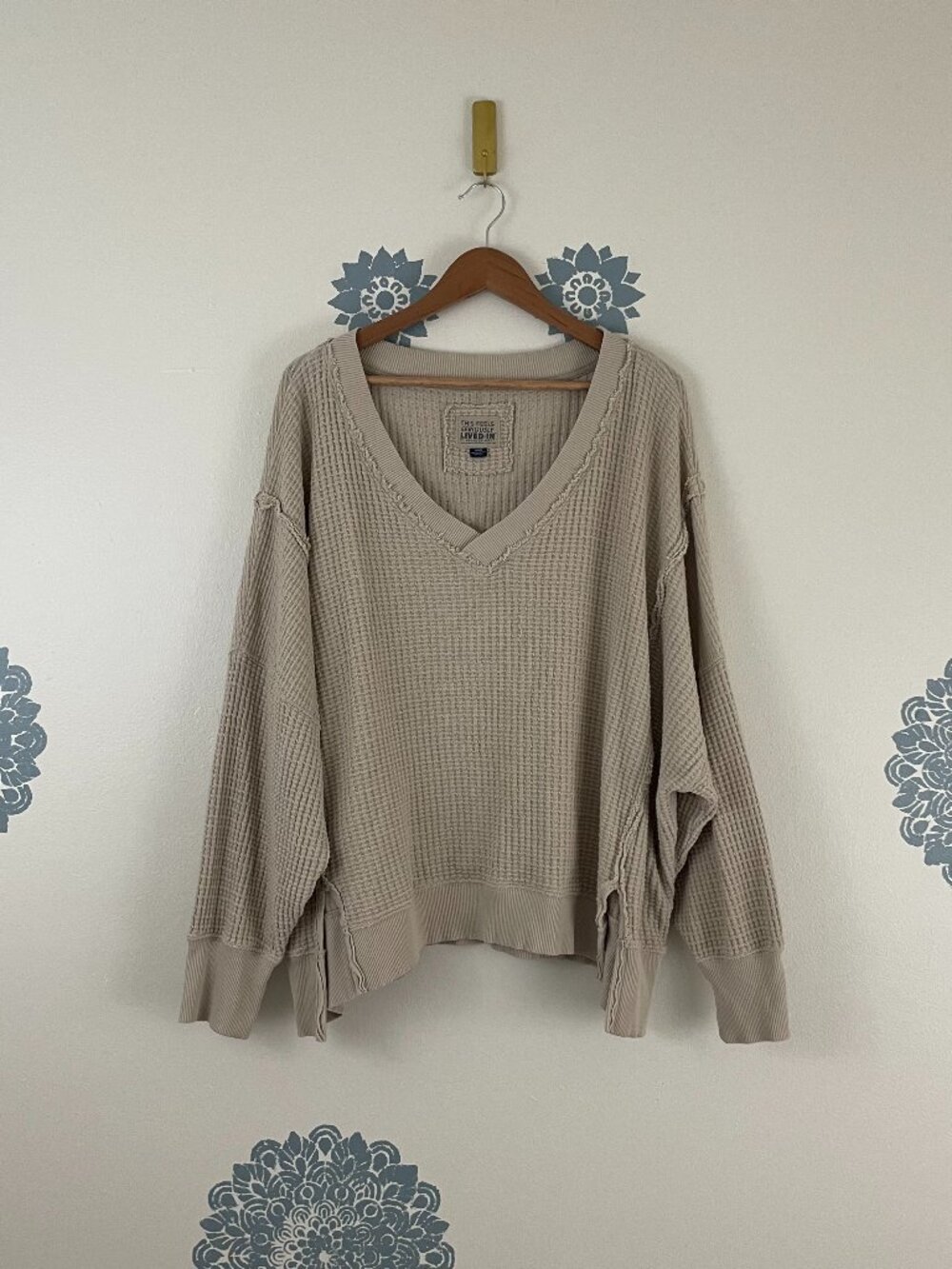 American Eagle Big Hug V Neck Waffle Sweatshirt in Beige Size Large